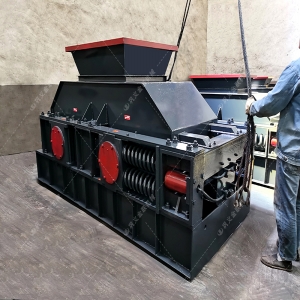 1000x700中型半自動液壓對輥破碎機發貨圖片