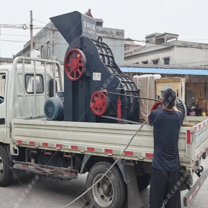中型無篩底雙級破碎機發貨 發往云南